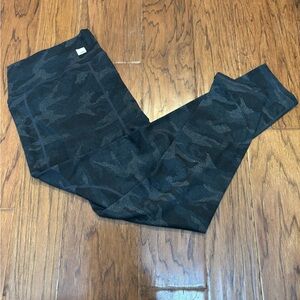 Vuori Black Camo High Rise Leggings – Size Large